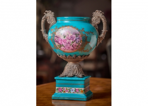 כלי נוי בסגנון עתיק עשוי חרסינה מעוטרת בהדפס שושנים על רקע בגוון טורקיז