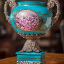 כלי נוי בסגנון עתיק עשוי חרסינה מעוטרת בהדפס שושנים על רקע בגוון טורקיז