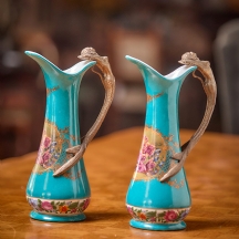 זוג כלי נוי בסגנון עתיק עשויים חרסינה מעוטרת בהדפס שושנים על רקע בגוון טורקיז