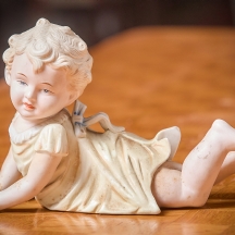 תינוק פסנתר (piano baby) עשוי ביסקוויט צבוע ביד, המאה ה19