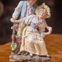 פסל ביסקוויט עתיק בדמות זוג בכרם ענבים, אלגוריה לסתיו, ממוספר