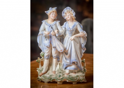 פסל ביסקוויט בדמות נגן ואהובתו צבוע ביד