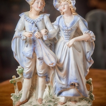 פסל ביסקוויט בדמות נגן ואהובתו צבוע ביד