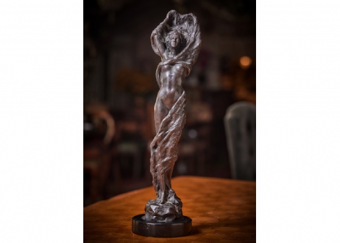 פסל ברונזה בדמות אישה מעורטלת פטינה חומה ובסיס שיש עגול שחור