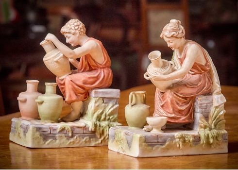 זוג פסלי ביסקוויט בדמות קדרים כפי הנראה מתוצרת רויאל דקס לא חתומים