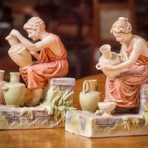 זוג פסלי ביסקוויט בדמות קדרים כפי הנראה מתוצרת רויאל דקס לא חתומים