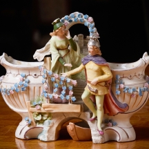 סנטרפיס עתיק עשוי פורצלן מעוטר בדמות זוג אצילים על מרפסת - רומאי ויוליה?