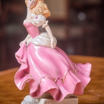 פסל פורצלן בדמותה של סינדרלה מעוטר בצביעת יד וחתום