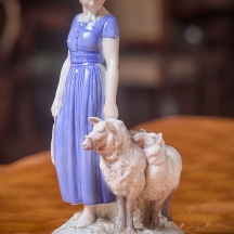 פסל פורצלן דני איכותי מתוצרת bing & grondahl בדמות רועת צאת ושני כבשים