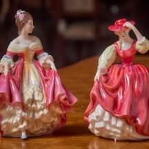 זוג פסלי פורצלן אנגליים איכותיים מתוצרת רויאל דולטון, מעוטרים בצביעת יד וחתומים