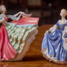 זוג פסלי פורצלן אנגליים איכותיים מתוצרת רויאל דולטון, מעוטרים בצביעת יד וחתומים