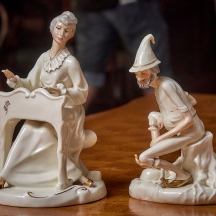 זוג פסלי פורצלן אנגליים איכותיים מתוצרת רויאל דולטון, מעוטרים בצביעת יד וחתומים