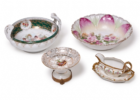 ארבעה כלי פורצלן שונים מעוטרים וחתומים