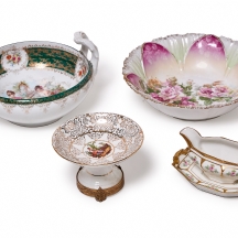 ארבעה כלי פורצלן שונים מעוטרים וחתומים