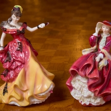 שני פסלוני פורצלן אנגלים מתוצרת רויאל דולטון (Royal Doulton)