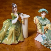 שני פסלוני פורצלן אנגלים מתוצרת רויאל דולטון (Royal Doulton)