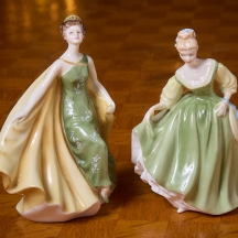 שני פסלוני פורצלן אנגלים מתוצרת רויאל דולטון (Royal Doulton)