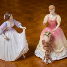 שני פסלוני פורצלן אנגלים מתוצרת רויאל דולטון (Royal Doulton)