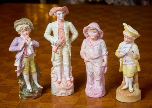 4 פסלוני ביסקוויט בדמות ילדים ונערים מעוטרים בצביעת יד