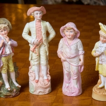 4 פסלוני ביסקוויט בדמות ילדים ונערים מעוטרים בצביעת יד