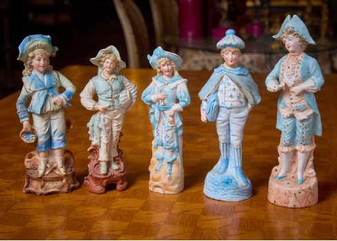 5 פסלוני ביסקוויט בדמות ילדים ונערים מעוטרים בצביעת יד