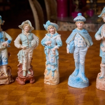 5 פסלוני ביסקוויט בדמות ילדים ונערים מעוטרים בצביעת יד