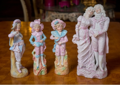 4 פסלוני ביסקוויט בדמות ילדים ונערים מעוטרים בצביעת יד