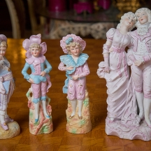 4 פסלוני ביסקוויט בדמות ילדים ונערים מעוטרים בצביעת יד