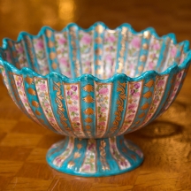 קערת חרס מעוטרת בצביעת יד באמייל וזהב על רקע טורקיז, חתומה