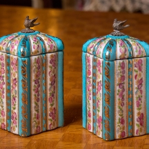 זוג מיכלים (עם מכסים תואמים) עשויים חרס, מעוטרים בצביעת יד ואמייל זהב