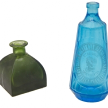לוט של שני בקבוקי זכוכית בגווני כחול וירוק
