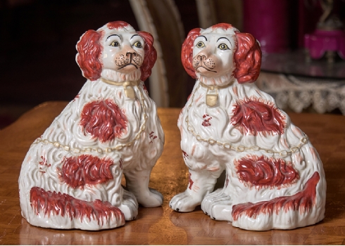 זוג פסלי כלבים עשויים פורצלן בסגנון Staffordshire dogs