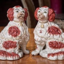 זוג פסלי כלבים עשויים פורצלן בסגנון Staffordshire dogs