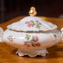 מרקיית פורצלן ומכסה תואם, מעוטרת וחתומה