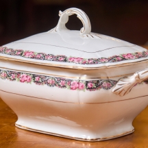 מרקיית פורצלן ומכסה תואם, מעוטרת וחתומה