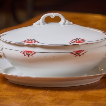 מרקיית פורצלן ומכסה תואם ותחתית, מעוטרת וחתומה