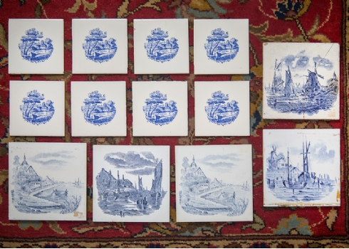 13 אריחי דלפט עשויים חרסינה מעוטרים בהדפסים כחולים, חתומים