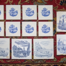 13 אריחי דלפט עשויים חרסינה מעוטרים בהדפסים כחולים, חתומים