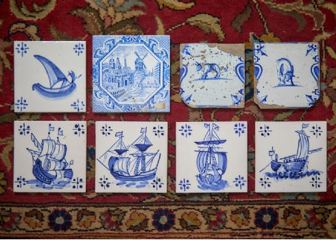 8 אריחי דלפט מעוטרים בהדפסים וציורי יד בכחול