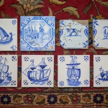 8 אריחי דלפט מעוטרים בהדפסים וציורי יד בכחול