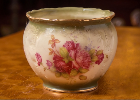 עציץ חרסינה בסגנון עתיק, חתום