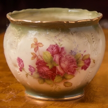 עציץ חרסינה בסגנון עתיק, חתום