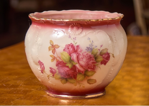 עציץ חרסינה בסגנון עתיק, חתום