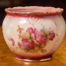 עציץ חרסינה בסגנון עתיק, חתום