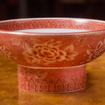 קערת פורצלן יפנית על רגל, מעוטרת בצביעת יד וחתומה