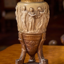 אגרטל גבס בצורת אמפורה מעוטר עיטורי בלט בסגנון ניאו קלאסי