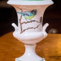 אגרטל פורצלן פורטוגלי בצורת קמפנה, מעוטר וחתום