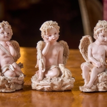 3 פסלי מלאכים עשויים חומר יצוק