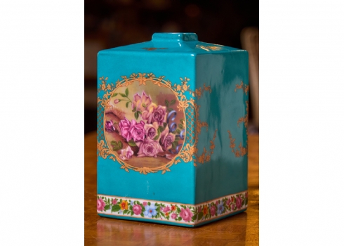 מיכל חרסינה מעוטר בהדפס שושנים על רקע בגוון טורקיז, חתום