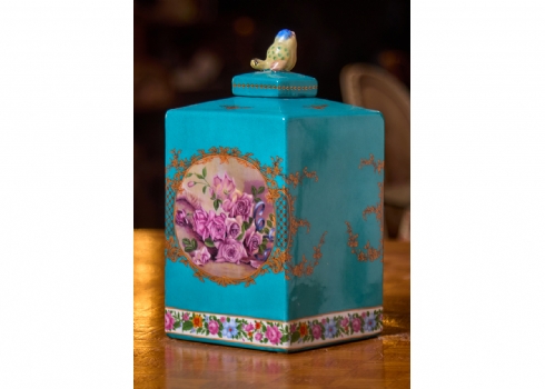 מיכל חרסינה ומכסה תואם מעוטר בהדפס שושנים על רקע בגוון טורקיז, חתום